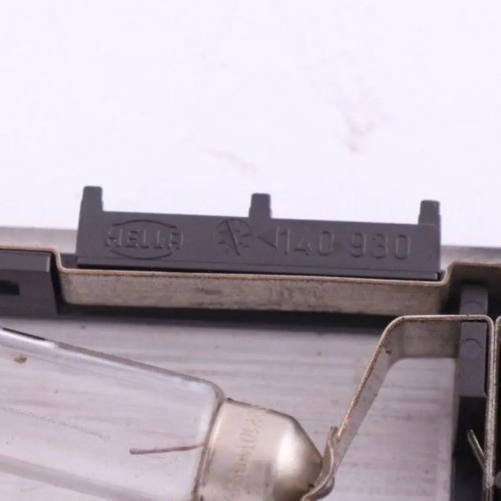 Lampka Lusterka Podsufitki Prawa 140930 do BMW E83 X3 o numerze 6961994 BMW E83 X3 Lampka Lusterka Podsufitki Prawa 140930 - SKU 6961994 - Numer Części 6961994