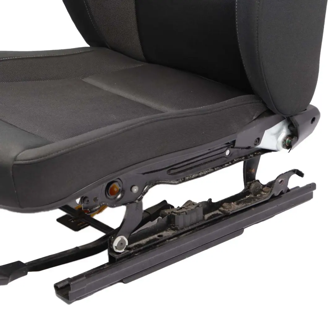 BMW E87 Cloth Fabric Interior Seat Front Right Side Network (siege avant droit) - SKU 6970532 - Numéro de pièce 6970532