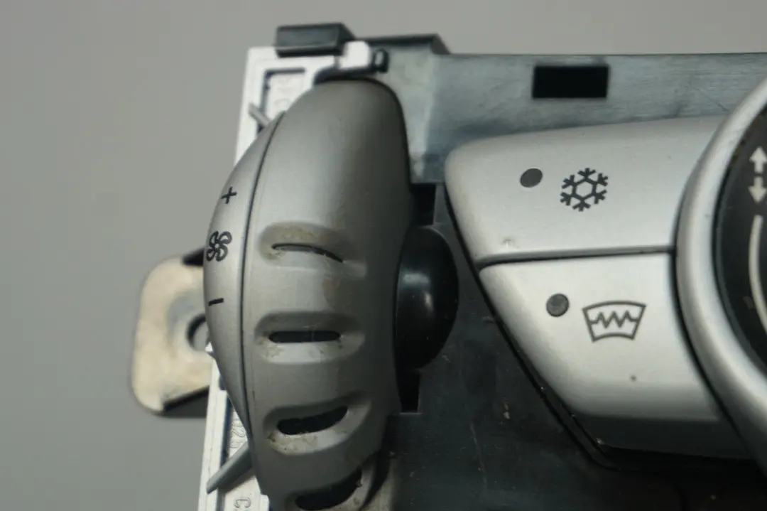 Panel Nawiewu Klimatyzacji do MINI Cooper One R56 o numerze 69797002 MINI Cooper One R56 Panel Nawiewu Klimatyzacji - SKU 69797002-6 - Numer Części 69797002