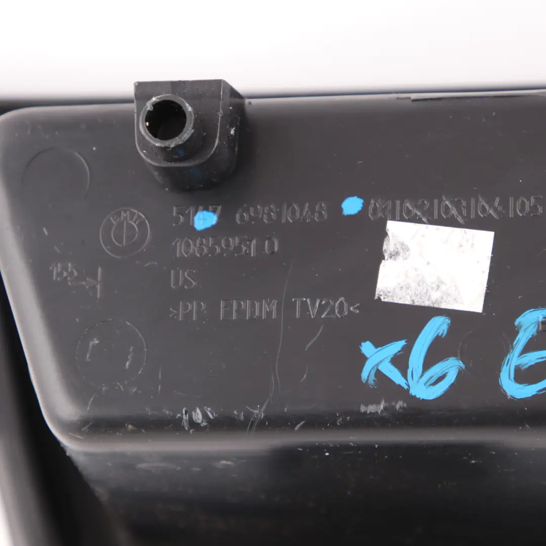 Compartimiento de Almacenamiento Derecho Piso del Maletero Negro Caja para BMW E71 con número de pieza 6981048 BMW E71 Compartimiento de Almacenamiento Derecho Piso del Maletero Negro Caja - SKU 6981048 - Número de pieza 6981048