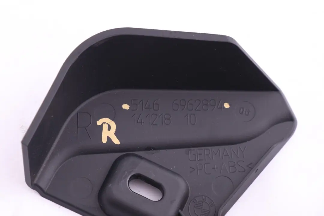 Cubierta Mamparo Cinturon Carrete Derecho Antracita Negro 6962894 para BMW E88 con número de pieza 6983122 BMW E88 Cubierta Mamparo Cinturon Carrete Derecho Antracita Negro 6962894 - SKU 6983122 - Número de pieza 6983122