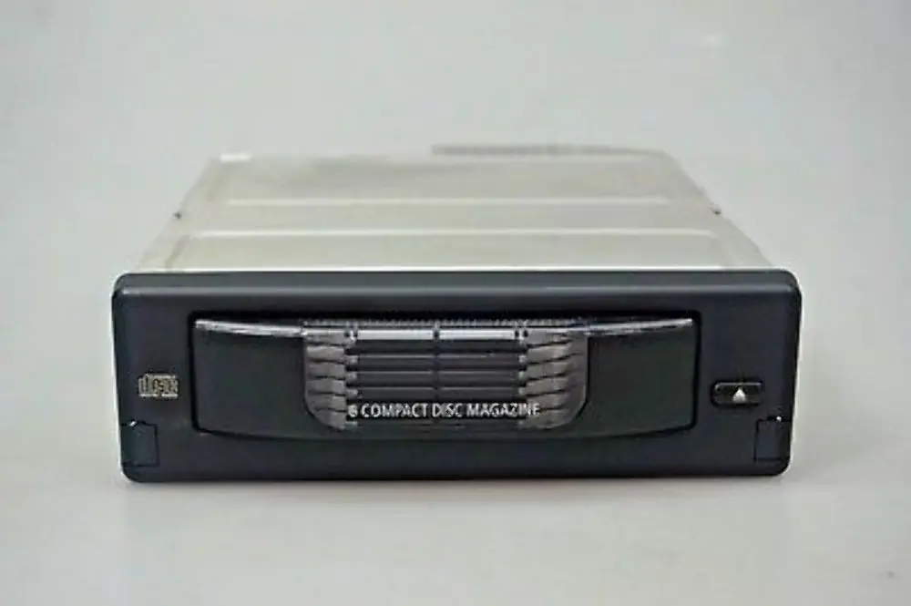 Caricatore CD compatto a 6 dischi con caricatore per BMW E60 E61 E63 E64 con numero di parte 6986081 BMW E60 E61 E63 E64 Caricatore CD compatto a 6 dischi con caricatore - SKU 6986081 - Numero di parte 6986081