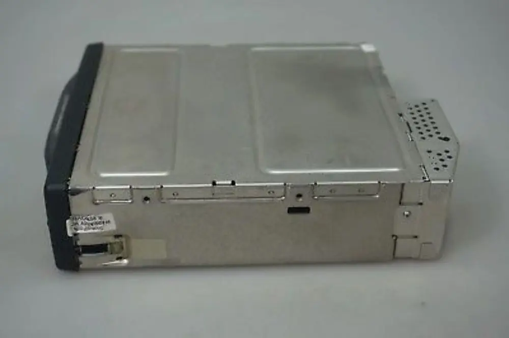 Caricatore CD compatto a 6 dischi con caricatore per BMW E60 E61 E63 E64 con numero di parte 6986081 BMW E60 E61 E63 E64 Caricatore CD compatto a 6 dischi con caricatore - SKU 6986081 - Numero di parte 6986081