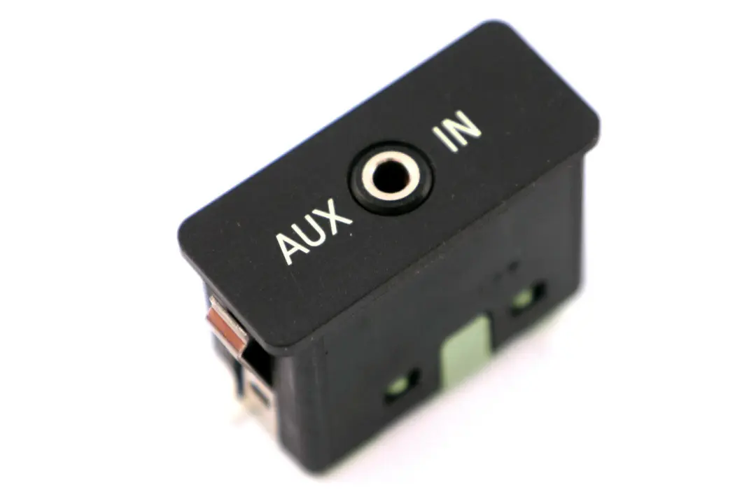 Audio AUX Eingangsbuchse für BMW E60 E61 E81 E87 E90 F10 F11 mit Teilenummer 6986791 BMW E60 E61 E81 E87 E90 F10 F11 Audio AUX Eingangsbuchse - SKU 6986791 - Teilenummer 6986791