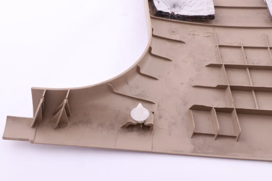 Panel embellecedor columna B pilar inferior derecho beige crema para BMW E60 E61 LCI con número de pieza 6987130 BMW E60 E61 LCI Panel embellecedor columna B pilar inferior derecho beige crema - SKU 6987130 - Número de pieza 6987130