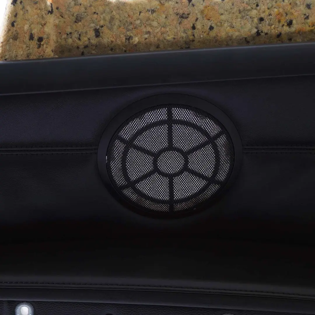 Trasero Derecho Lateral Panel Revestimiento Cuero Negro para BMW E93 Cabrio con número de pieza 6987402 BMW E93 Cabrio Trasero Derecho Lateral Panel Revestimiento Cuero Negro - SKU 6987402 - Número de pieza 6987402