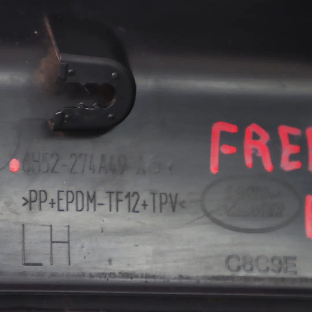 Listwa Ozdobna Drzwi Tylnych Lewych do Land Rover Freelander 2 o numerze 6H52-274A49-AB Land Rover Freelander 2 Listwa Ozdobna Drzwi Tylnych Lewych - SKU 6H52-274A49-AB - Numer Części 6H52-274A49-AB