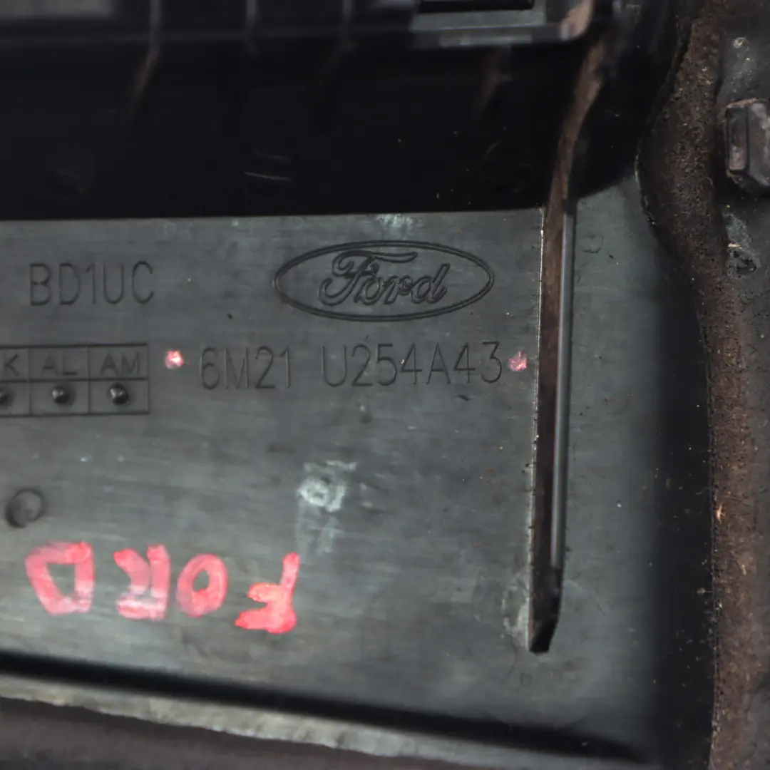 Osłona Słupka Zewnętrzna Tylna Lewa Wykończenie 6M21U20899 do Ford Galaxy o numerze 6M21U254A43 Ford Galaxy Osłona Słupka Zewnętrzna Tylna Lewa Wykończenie 6M21U20899 - SKU 6M21U254A43 - Numer Części 6M21U254A43