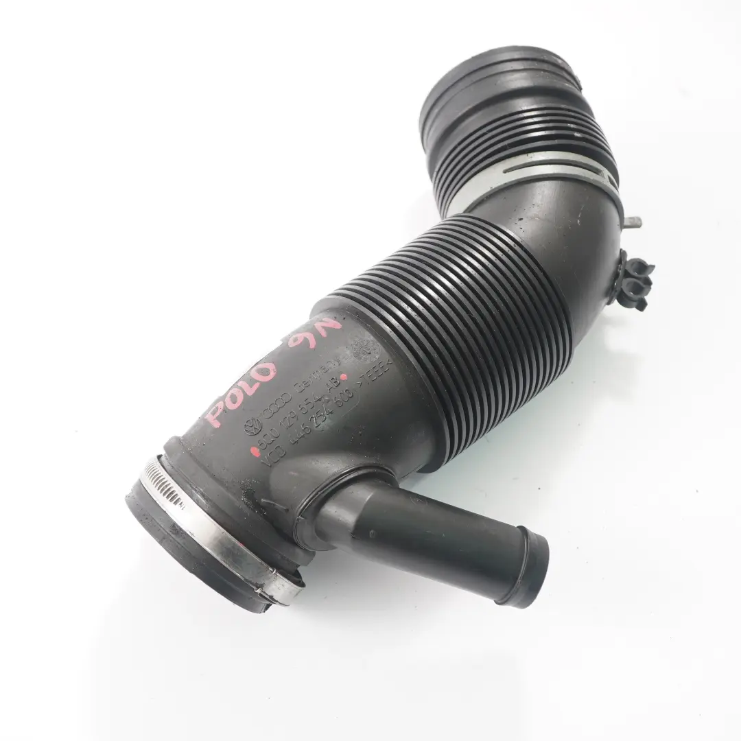 Tubo de admisión de aire para VW Volkswagen Polo 4 9N 1.4 TDI Diesel con número de pieza 6Q0129654AB VW Volkswagen Polo 4 9N 1.4 TDI Diesel Tubo de admisión de aire - SKU 6Q0129654AB - Número de pieza 6Q0129654AB