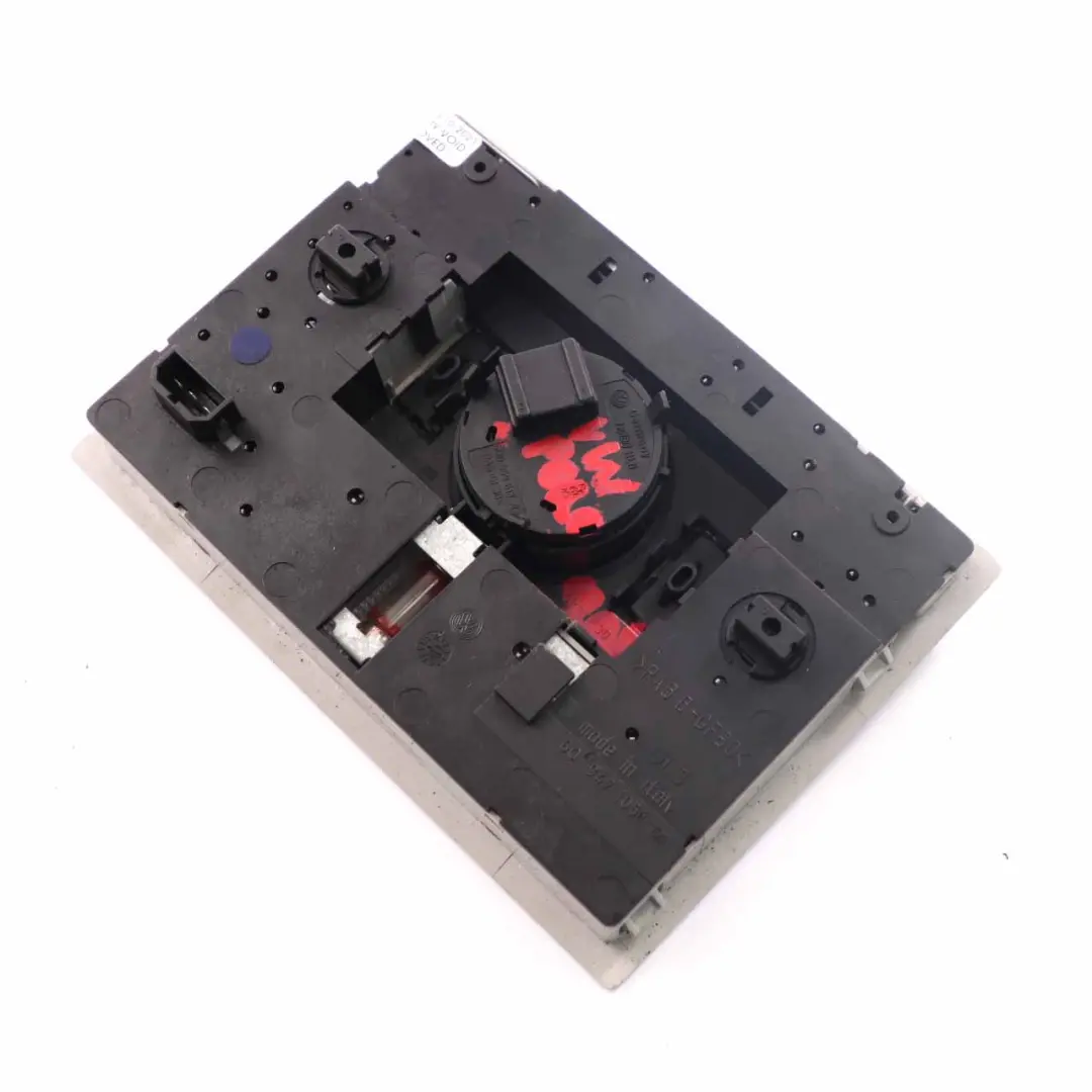 VW Polo 4 9N Luz de techo Luz de lectura delantera Panel interior Gris - SKU 6Q0947105 - Número de pieza 6Q0947105