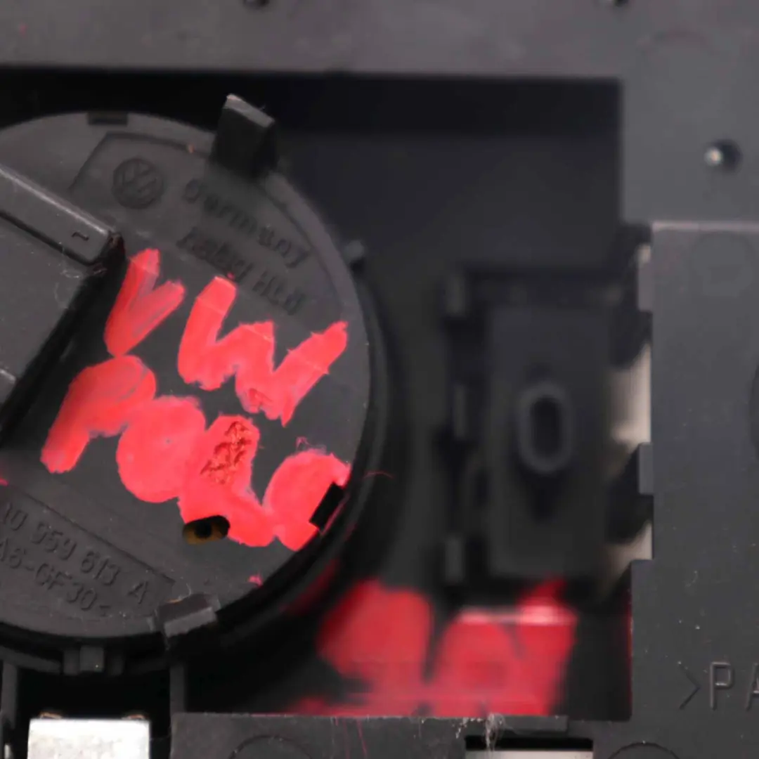 Feu de toit Lampe de lecture avant Panneau intérieur Gris pour VW Polo 4 9N à propos du numéro de pièce 6Q0947105 VW Polo 4 9N Feu de toit Lampe de lecture avant Panneau intérieur Gris - SKU 6Q0947105 - Numéro de pièce 6Q0947105