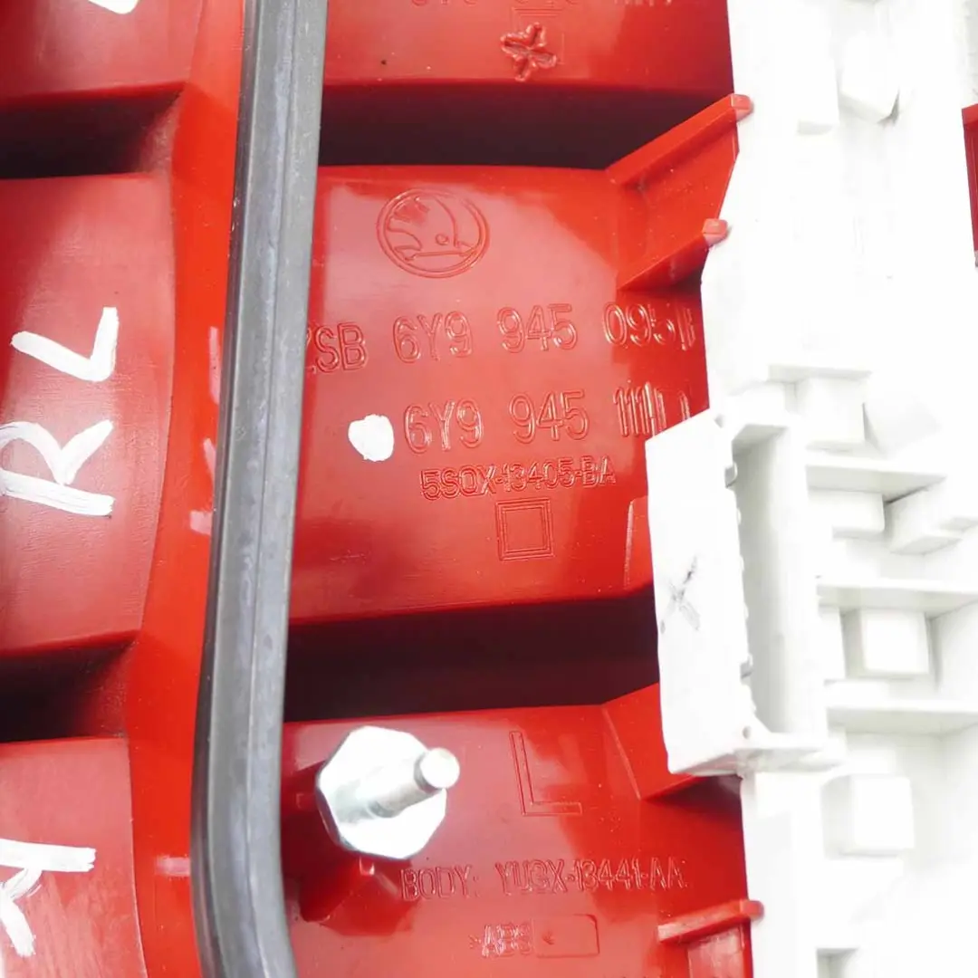 MK1 I Kombi Lampa Lewy Tył Lewa Tylna do Skoda Fabia o numerze 6Y9945111 Skoda Fabia MK1 I Kombi Lampa Lewy Tył Lewa Tylna - SKU 6Y9945111 - Numer Części 6Y9945111