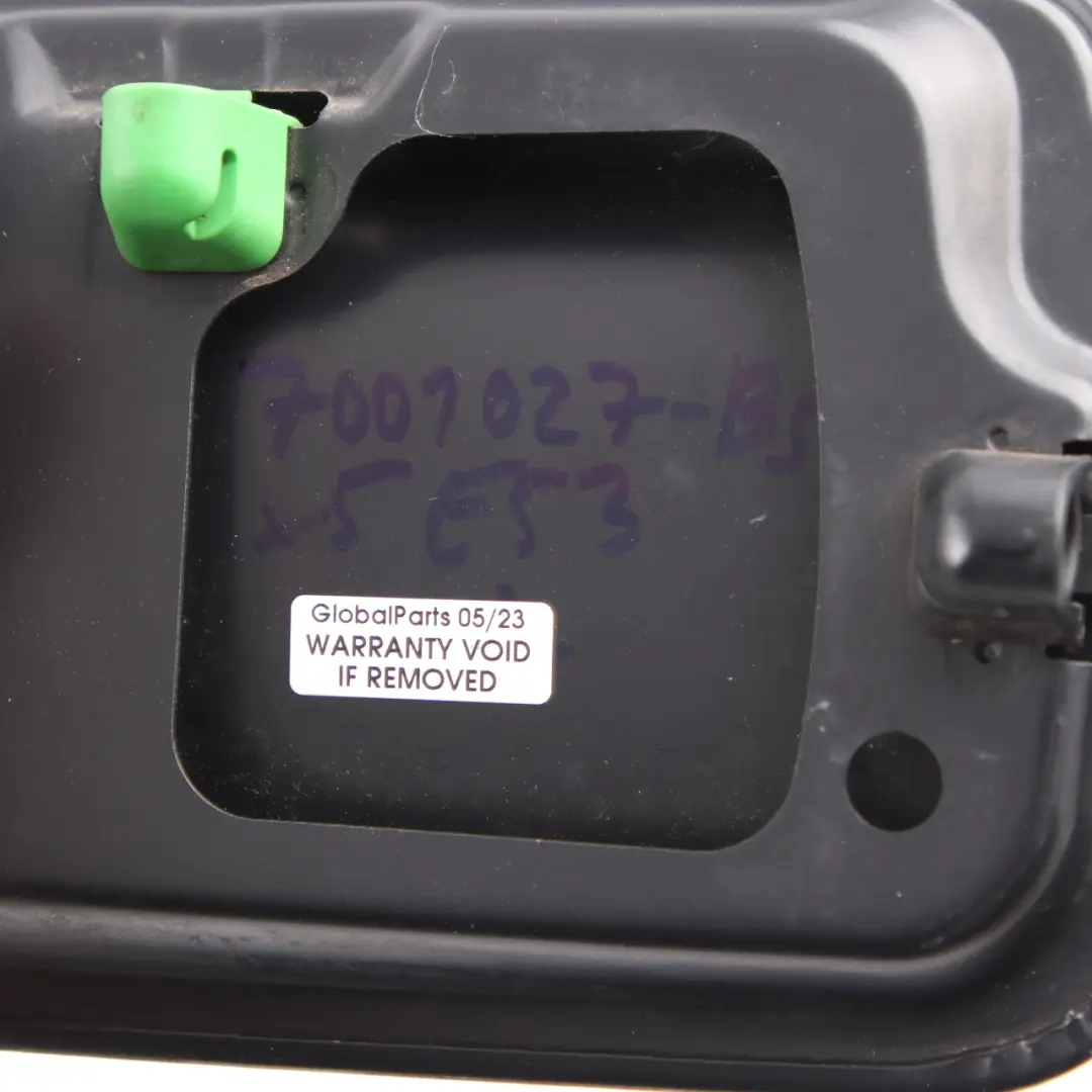 Fill In Flap Fuel Cover Zafiro Negro Metalizado para BMW E53 con número de pieza 7001027 BMW E53 Fill In Flap Fuel Cover Zafiro Negro Metalizado - SKU 7001027-BS - Número de pieza 7001027