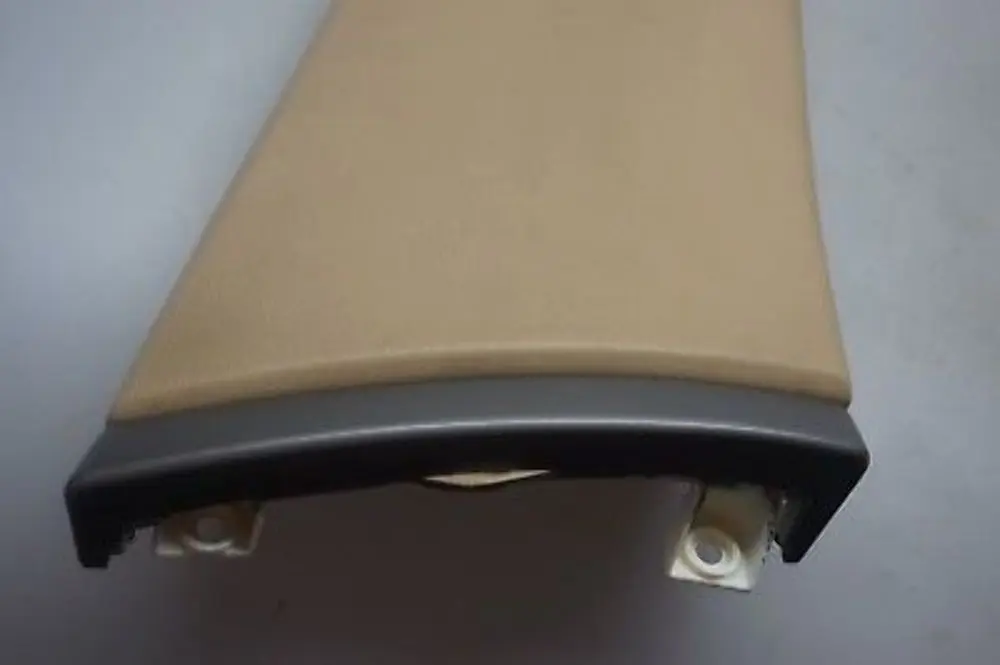 Pannello Di Copertura B Pilastro Superiore Centrale Destra Beige per BMW E65 con numero di parte 7001980 BMW E65 Pannello Di Copertura B Pilastro Superiore Centrale Destra Beige - SKU 7001980-1 - Numero di parte 7001980