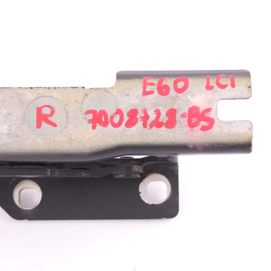 Cerniera del cofano motore destra Nero Zaffiro Metallizzato 7008727 per BMW E60 con numero di parte 7008728 BMW E60 Cerniera del cofano motore destra Nero Zaffiro Metallizzato 7008727 - SKU 7008728-BS - Numero di parte 7008728