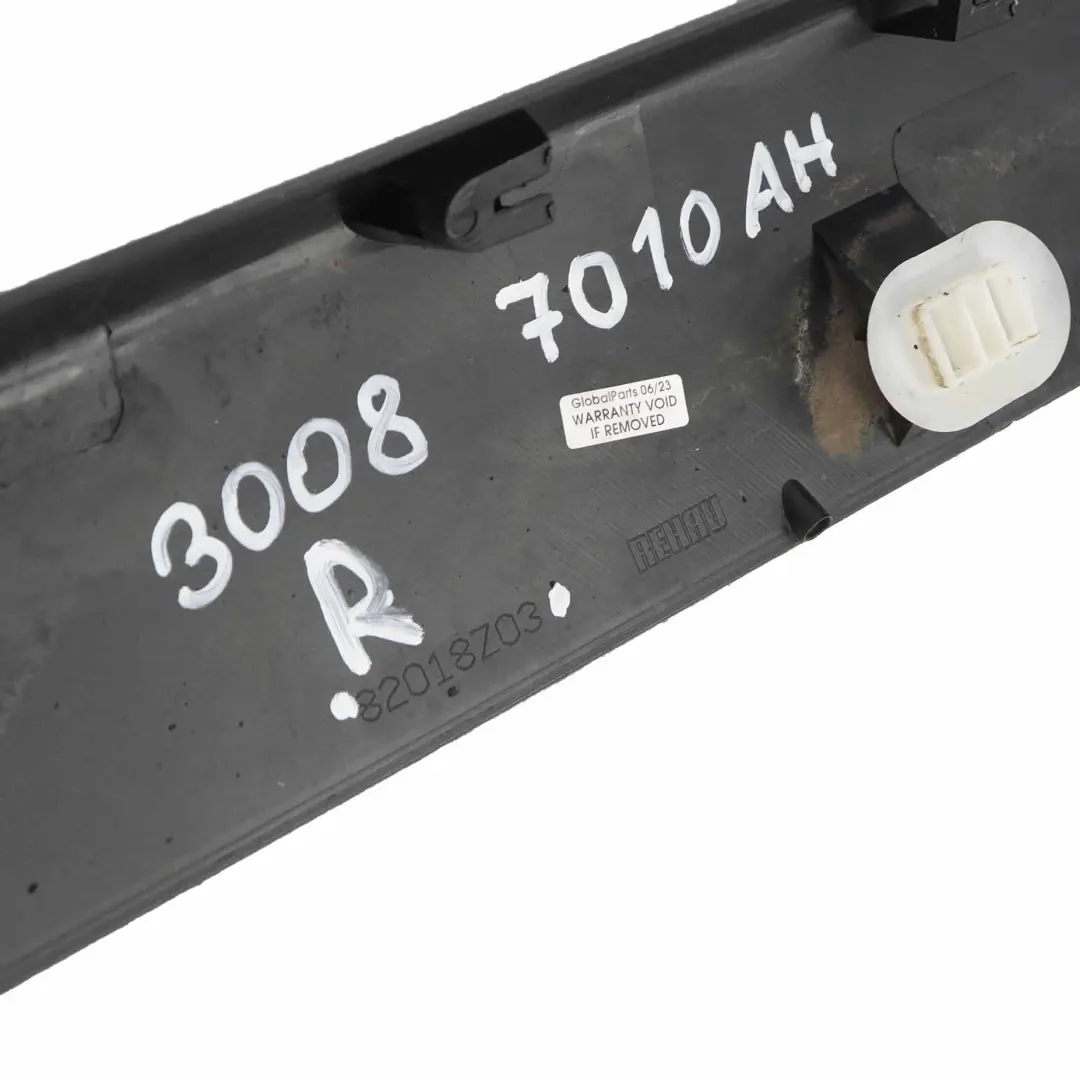 Minigonna laterale destra davanzale laterale copertura per Peugeot 3008 con numero di parte 7010AH Peugeot 3008 Minigonna laterale destra davanzale laterale copertura - SKU 7010AH - Numero di parte 7010AH