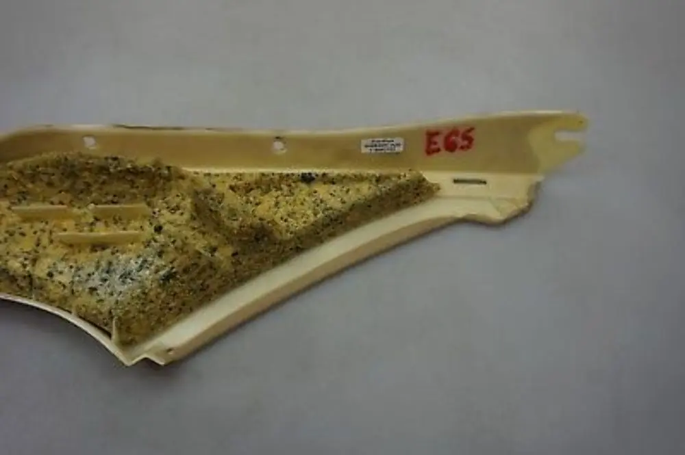 Osłona słupka C lewa beżowa beż BMW e65 e66 do o numerze 7024751 Osłona słupka C lewa beżowa beż BMW e65 e66 - SKU 7024751 - Numer Części 7024751