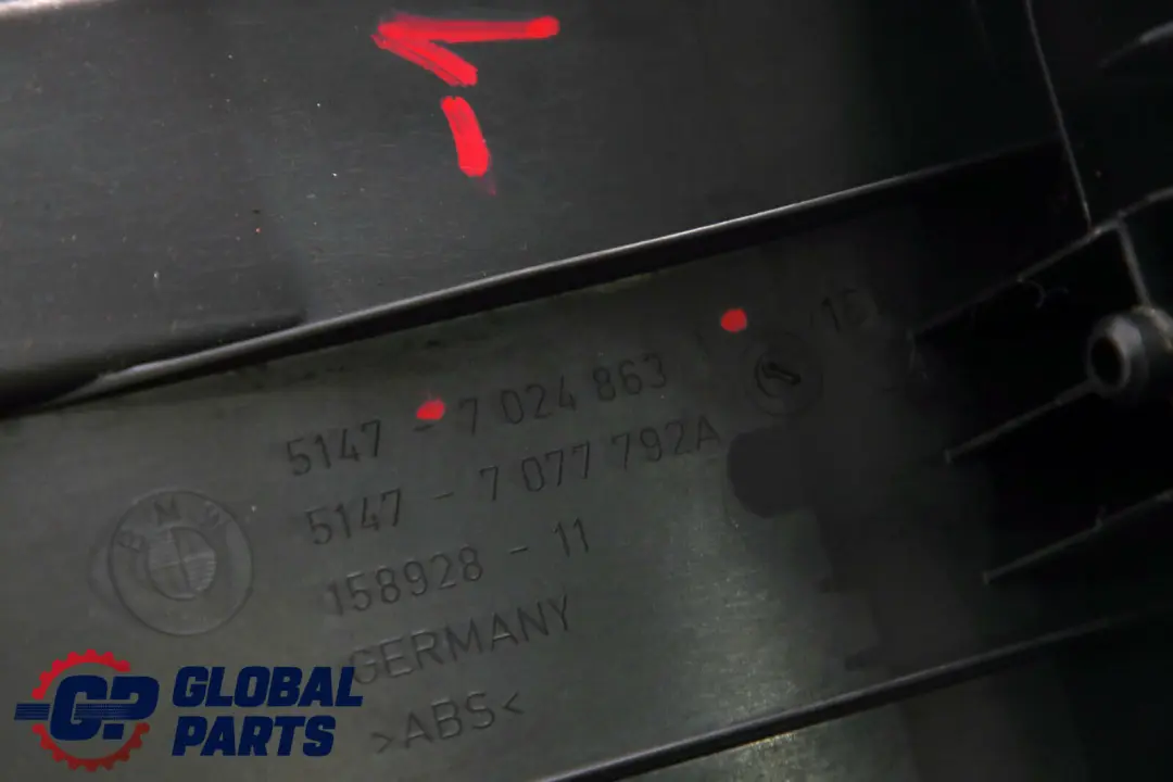 Osłona Pasa Tylnego Progu Bagażnika do BMW E60 o numerze 7024863 BMW E60 Osłona Pasa Tylnego Progu Bagażnika - SKU 7024863 - Numer Części 7024863