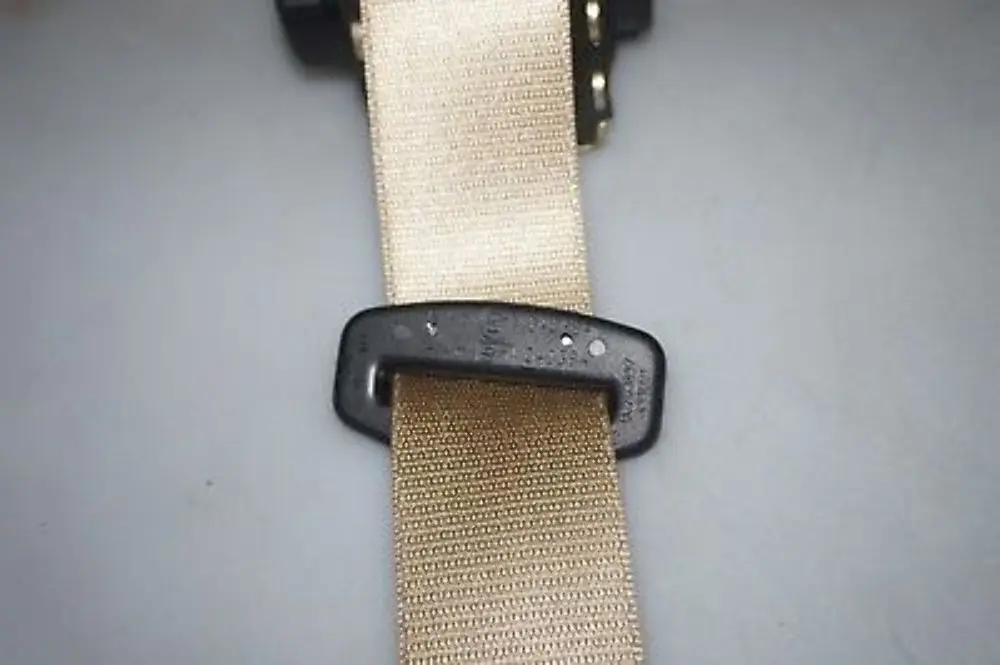 Obergurt Hinten Mitte Beige für BMW 7 er E65 E66 E67 mit Teilenummer 7025109 BMW 7 er E65 E66 E67 Obergurt Hinten Mitte Beige - SKU 7025109 - Teilenummer 7025109