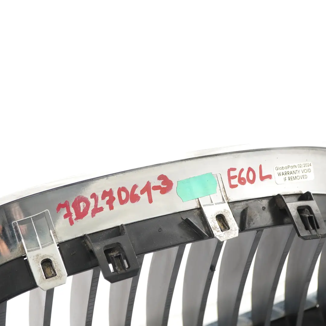 Atrapa Grill Nerka Zderzaka Lewa Chrom do BMW E60 E61 LCI o numerze 7027061 BMW E60 E61 LCI Atrapa Grill Nerka Zderzaka Lewa Chrom - SKU 7027061-3 - Numer Części 7027061