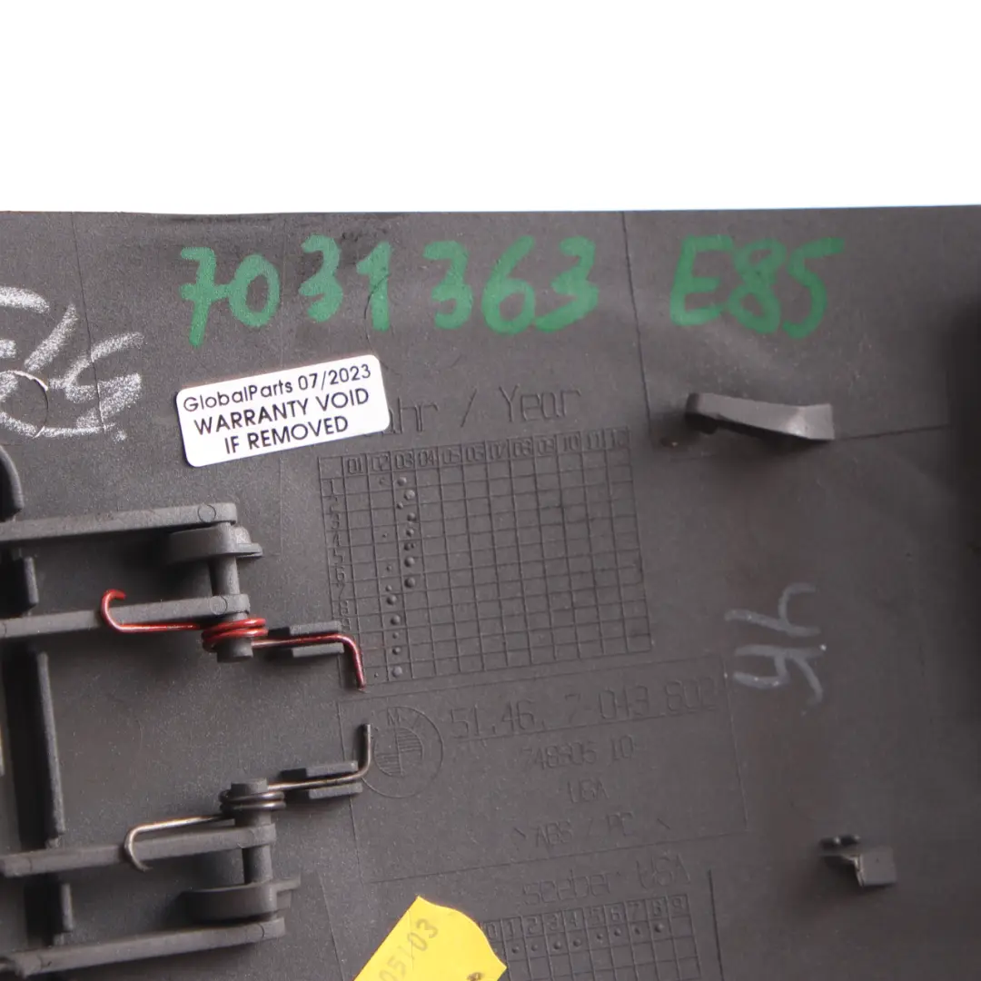 Verkleidung Abdeckung Armlehne Mitte Grau 7043802 für BMW Z4 er E85 mit Teilenummer 7031363 BMW Z4 er E85 Verkleidung Abdeckung Armlehne Mitte Grau 7043802 - SKU 7031363 - Teilenummer 7031363