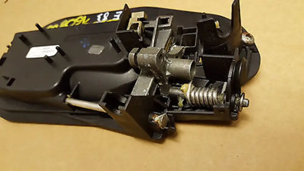 Carrier Bracket Outside Door Grab Handle Front Left Door N/S/F to BMW X3 Series E83 with Part number 7034543 BMW X3 Series E83 Carrier Bracket Outside Door Grab Handle Front Left Door N/S/F - SKU rhd-7034543 - Part number 7034543