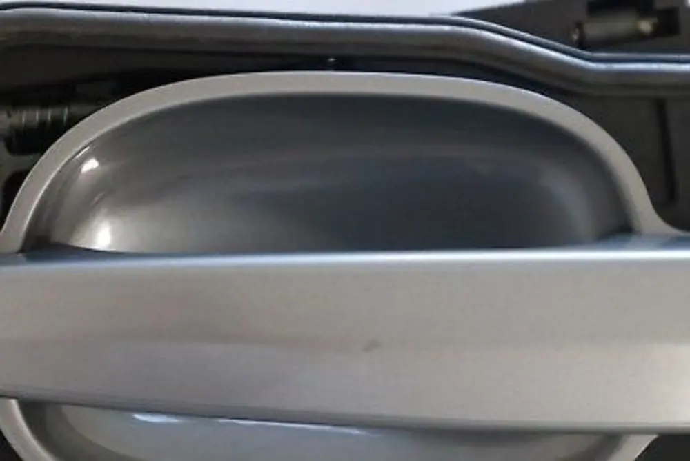 Maniglia completa della porta posteriore sinistra Spacegrau Metallic BMW E60 E61 - SKU 7034543-SCG - Numero di parte 7034543
