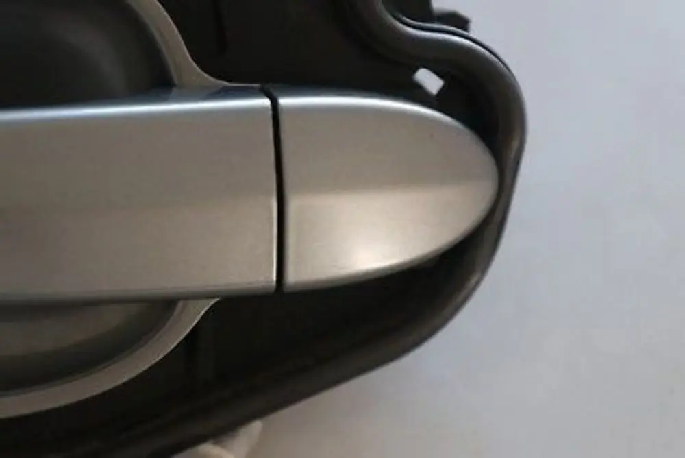 Maniglia completa della porta posteriore sinistra Spacegrau Metallic BMW E60 E61 - SKU 7034543-SCG - Numero di parte 7034543