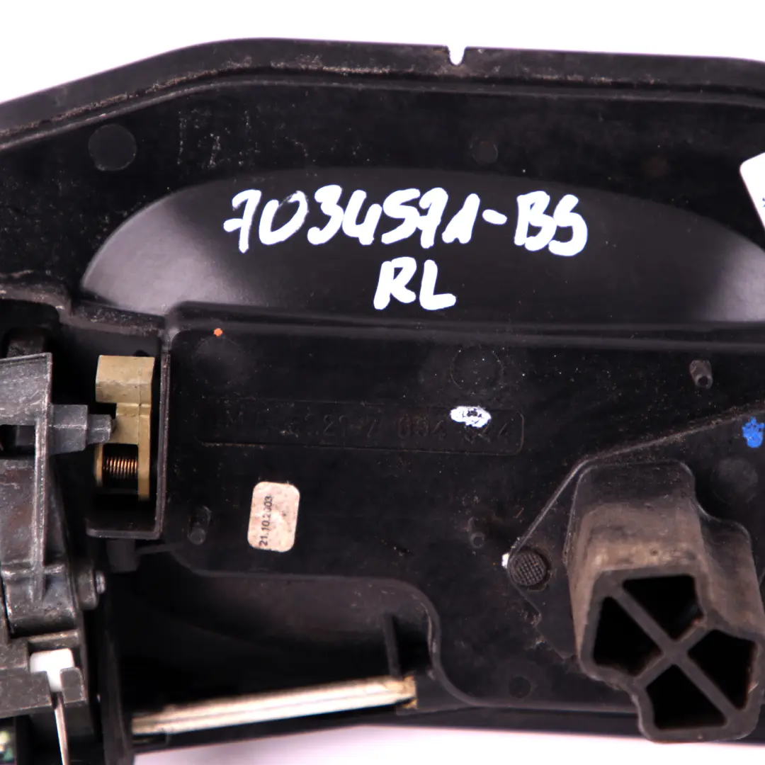 Maniglia Posteriore Sinistra Completa Nero Zaffiro 475 per BMW E60 E61 con numero di parte 7034571 BMW E60 E61 Maniglia Posteriore Sinistra Completa Nero Zaffiro 475 - SKU 7034571-BS - Numero di parte 7034571