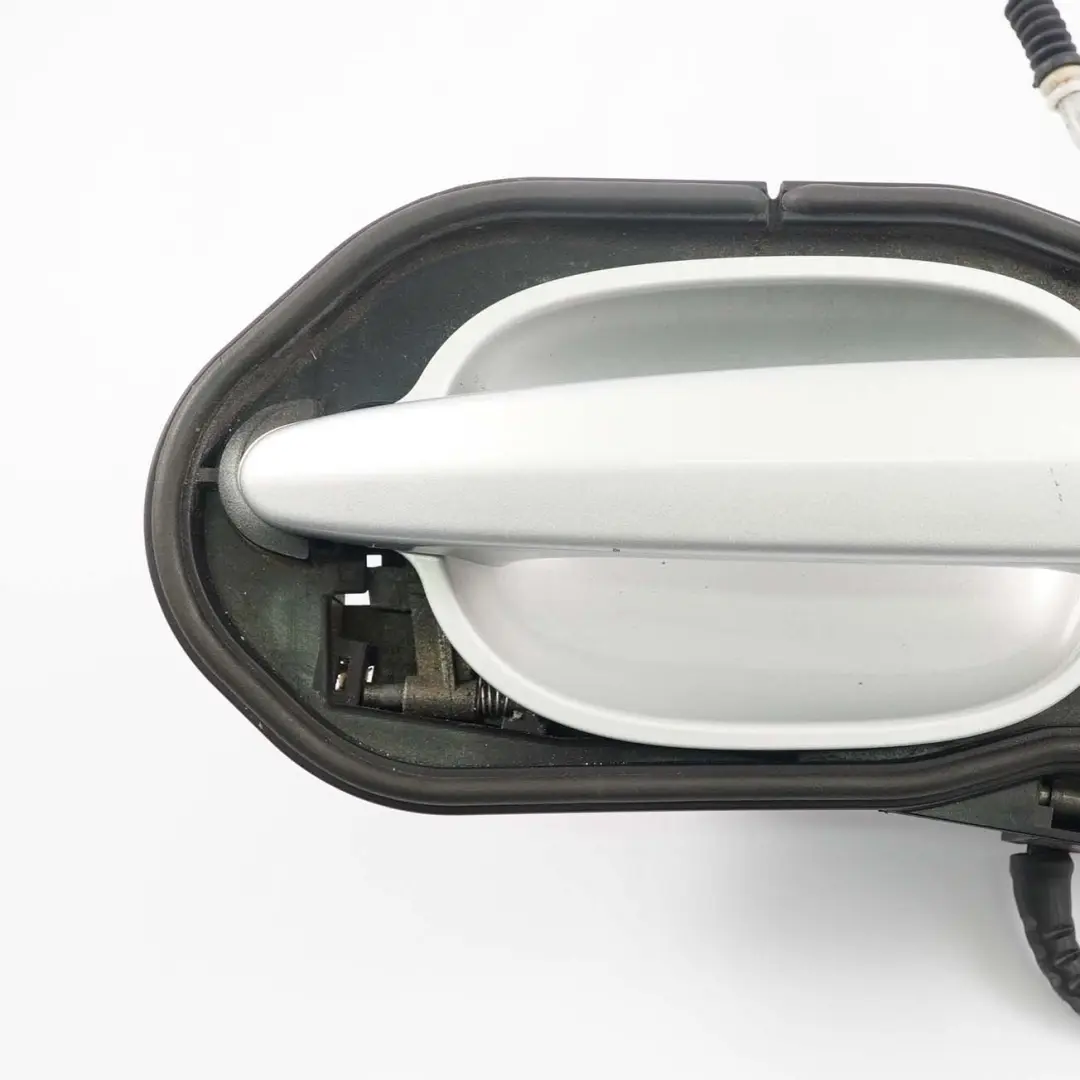 Tirador trasero derecho Titansilber Metallic Silver 354 para BMW E60 con número de pieza 7034571 BMW E60 Tirador trasero derecho Titansilber Metallic Silver 354 - SKU 7034571-TS3 - Número de pieza 7034571