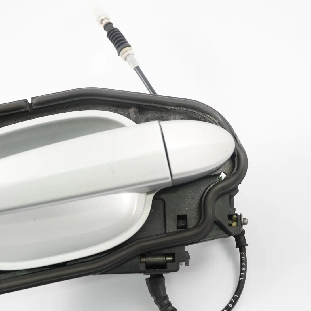 Tirador trasero derecho Titansilber Metallic Silver 354 para BMW E60 con número de pieza 7034571 BMW E60 Tirador trasero derecho Titansilber Metallic Silver 354 - SKU 7034571-TS3 - Número de pieza 7034571