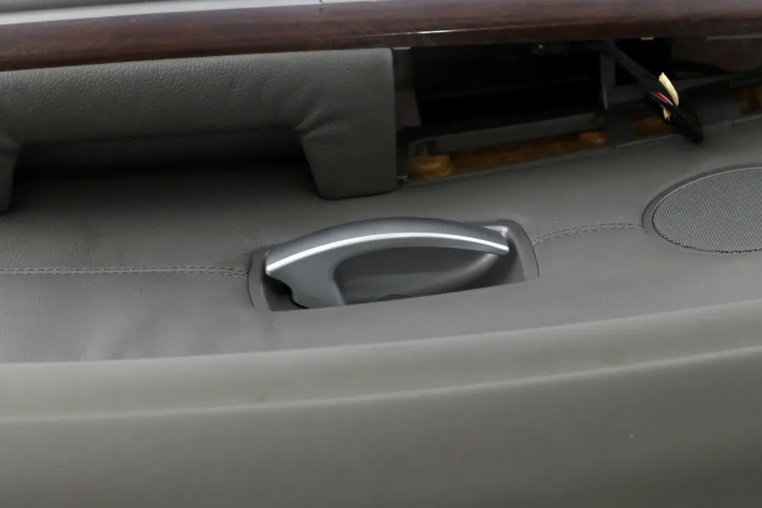 Trasera Derecha Tarjeta De Puerta Gris Forro De Cuero Panel De Recorte para BMW E65 con número de pieza 7038710 BMW E65 Trasera Derecha Tarjeta De Puerta Gris Forro De Cuero Panel De Recorte - SKU 7038710-2 - Número de pieza 7038710