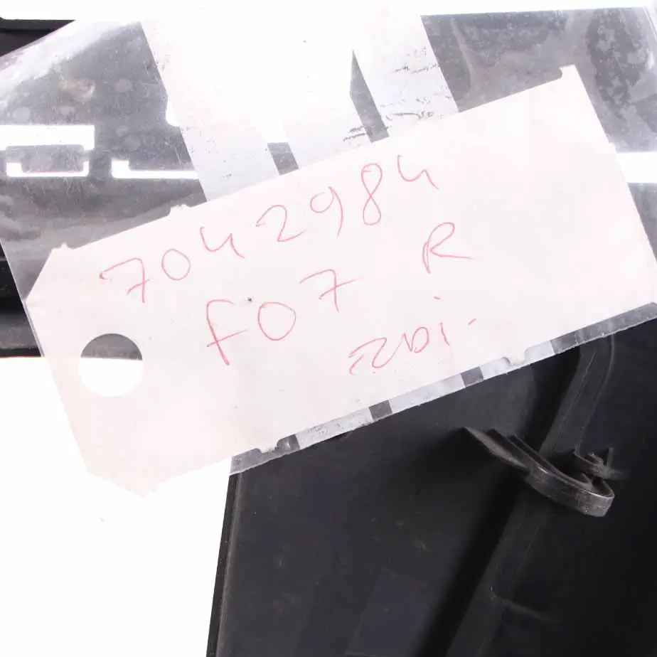 Sello Capó Trasero Derecho Localizador Junta Embellecedor para BMW F07 GT con número de pieza 7042984 BMW F07 GT Sello Capó Trasero Derecho Localizador Junta Embellecedor - SKU 7042984 - Número de pieza 7042984