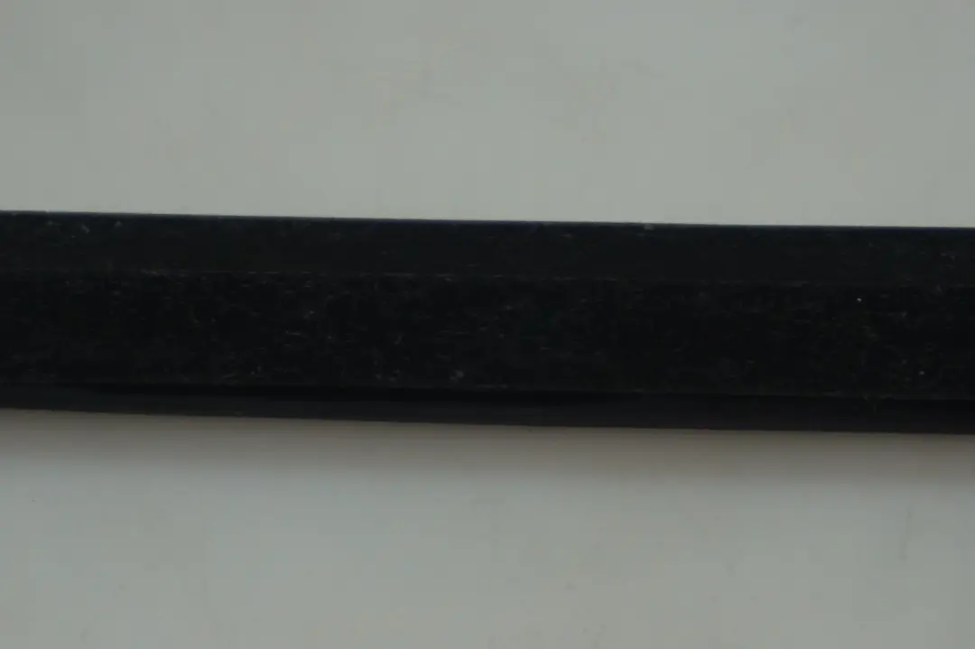 Coperchio canale interno finestrino posteriore sinistro per BMW E65 con numero di parte 7044145 BMW E65 Coperchio canale interno finestrino posteriore sinistro - SKU 7044145 - Numero di parte 7044145