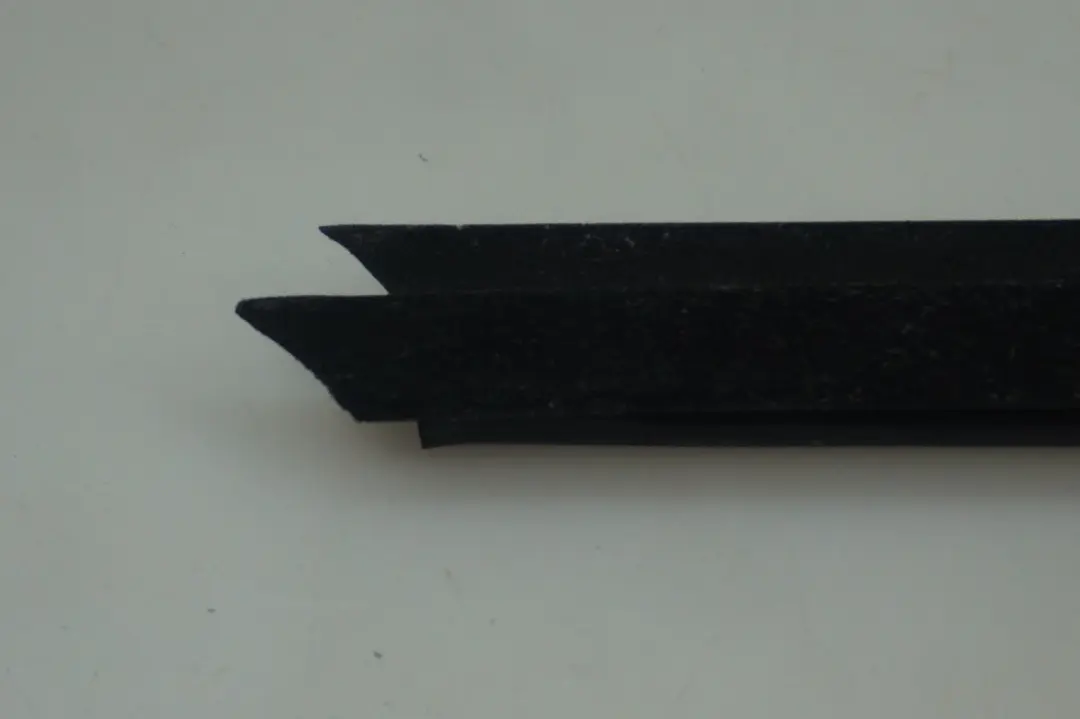 Coperchio canale interno finestrino posteriore sinistro per BMW E65 con numero di parte 7044145 BMW E65 Coperchio canale interno finestrino posteriore sinistro - SKU 7044145 - Numero di parte 7044145