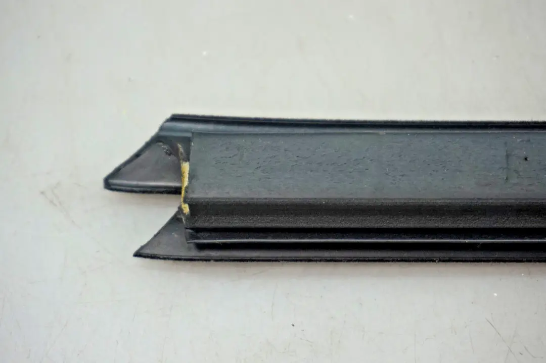 Coperchio canale interno finestrino posteriore sinistro per BMW E65 con numero di parte 7044145 BMW E65 Coperchio canale interno finestrino posteriore sinistro - SKU 7044145 - Numero di parte 7044145