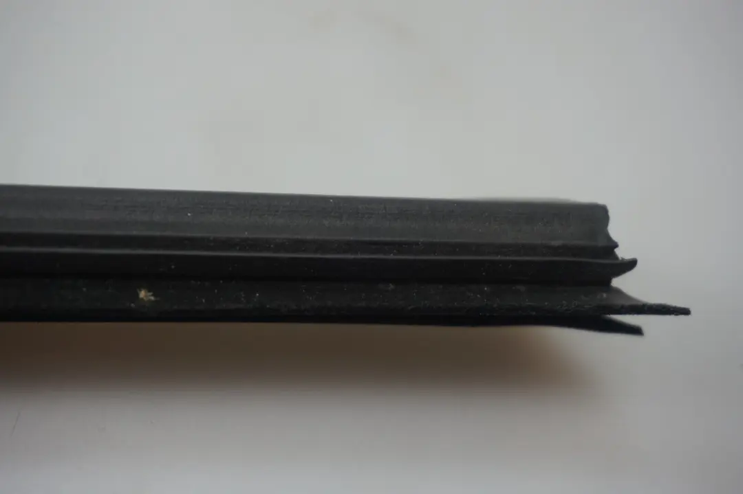 Uszczelka Szyby Drzwi Lewy Tył do BMW E65 o numerze 7044145 BMW E65 Uszczelka Szyby Drzwi Lewy Tył - SKU 7044145 - Numer Części 7044145