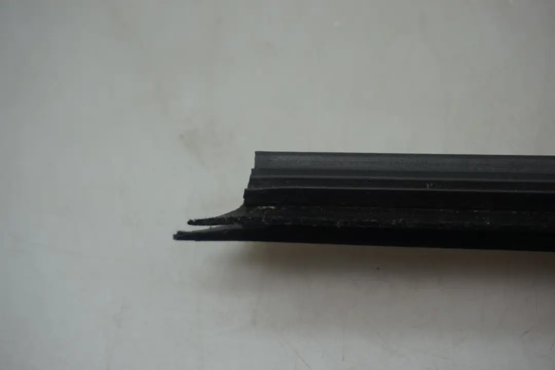 BMW E65 Innere linke Heckscheibe Kanalabdeckung - SKU 7044145 - Teilenummer 7044145