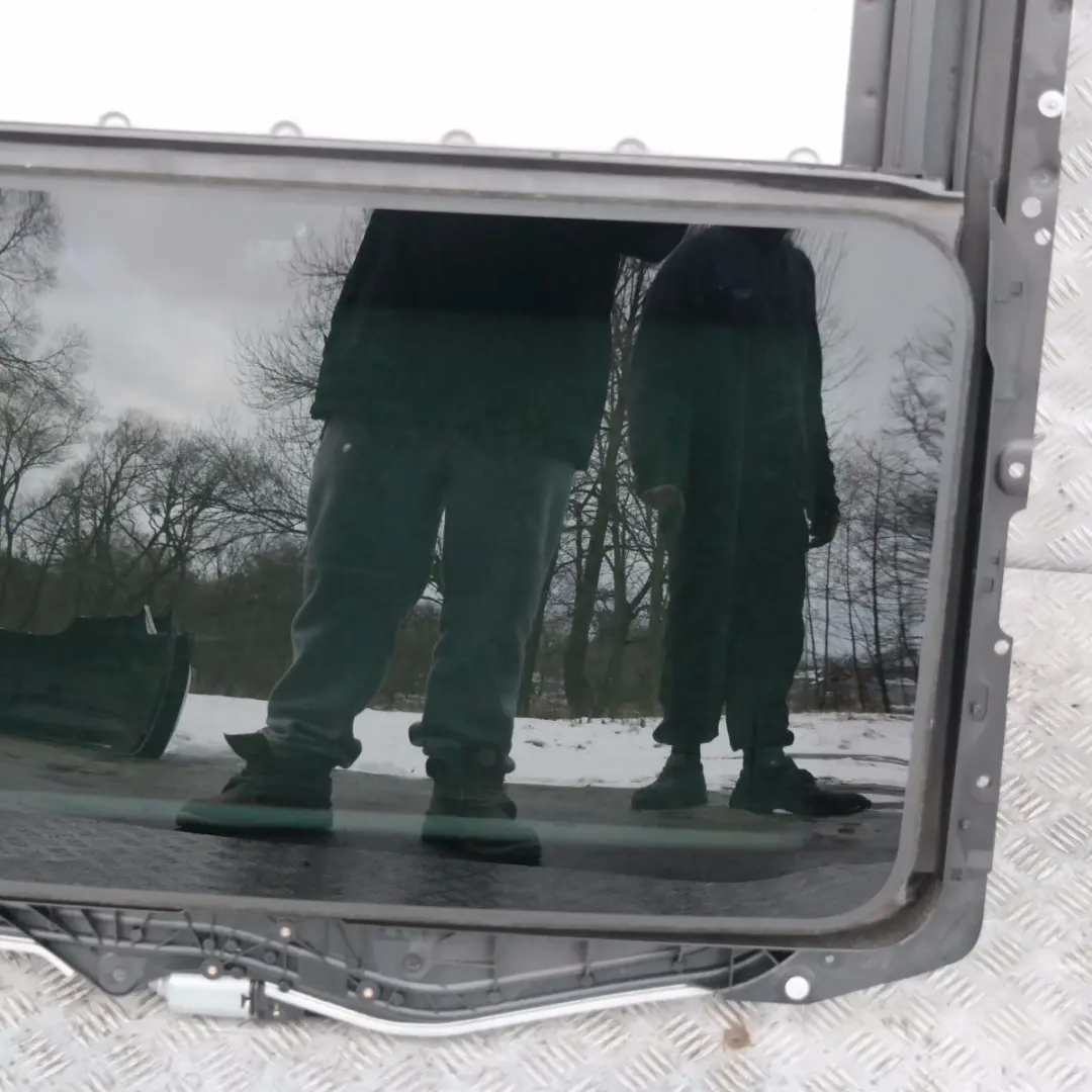 Sliding Sunroof Sun Roof Frame Complete Glass Grey to BMW 1 Series E81 E87 with Part number 7046142 BMW 1 Series E81 E87 Sliding Sunroof Sun Roof Frame Complete Glass Grey - SKU 7046142 - Part number 7046142