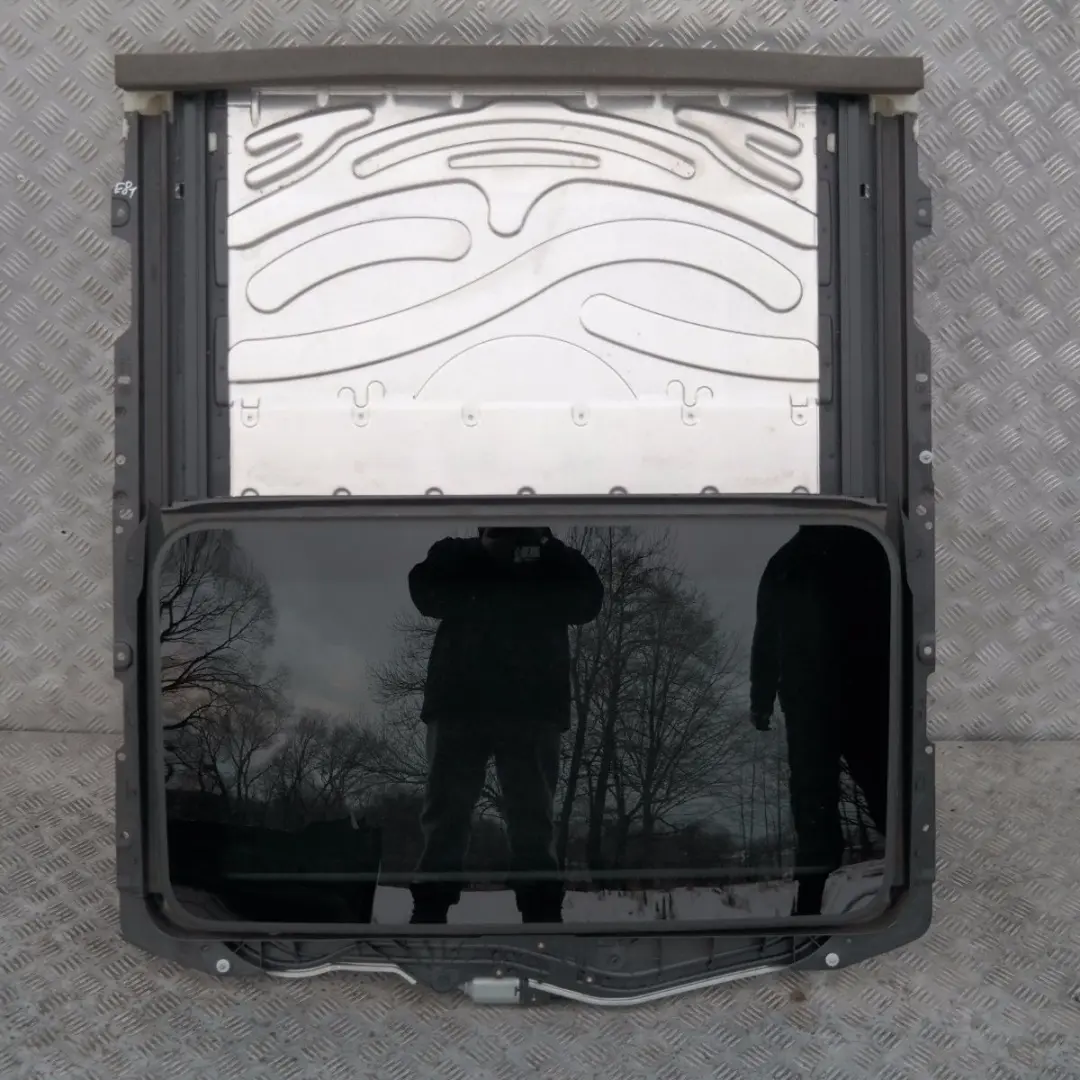 Sliding Sunroof Sun Roof Frame Complete Glass Grey to BMW 1 Series E81 E87 with Part number 7046142 BMW 1 Series E81 E87 Sliding Sunroof Sun Roof Frame Complete Glass Grey - SKU 7046142 - Part number 7046142