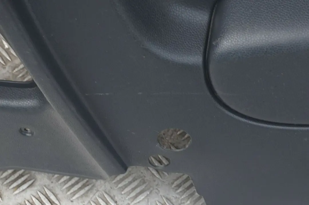 Boczek Tapicerka Bagażnika Lewy do Mini R50 R53 o numerze 7050451 Mini R50 R53 Boczek Tapicerka Bagażnika Lewy - SKU 7050451 - Numer Części 7050451