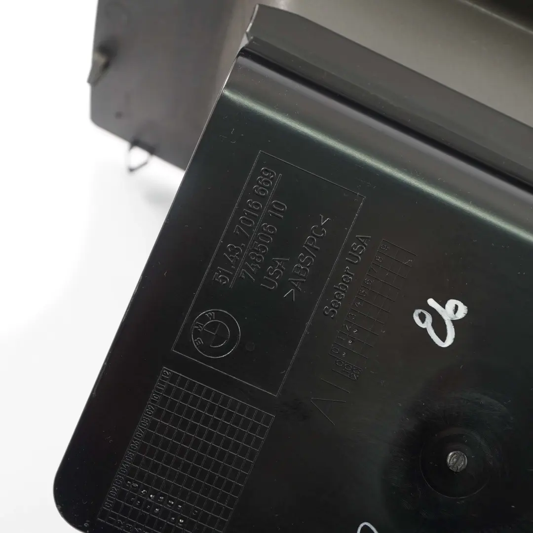 Copertura Inserto Pannello Posteriore Sinistro Grigio 7016669 per BMW Z4 E85 con numero di parte 7055303 BMW Z4 E85 Copertura Inserto Pannello Posteriore Sinistro Grigio 7016669 - SKU 7055303-2 - Numero di parte 7055303