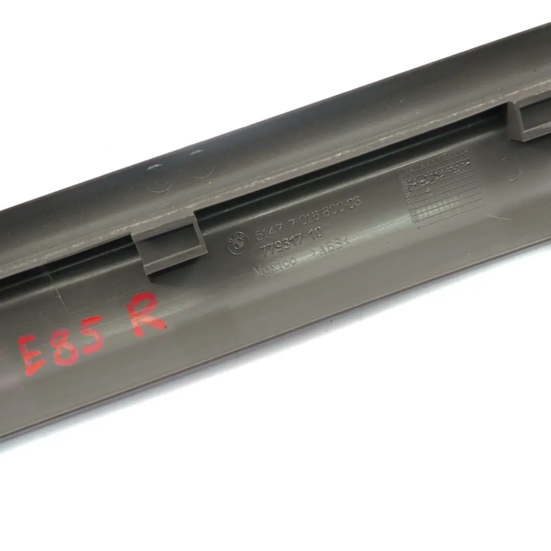 Habillage interieur droit gris 7016800 pour BMW Z4 E85 E86 à propos du numéro de pièce 7055554 BMW Z4 E85 E86 Habillage interieur droit gris 7016800 - SKU 7055554-1 - Numéro de pièce 7055554