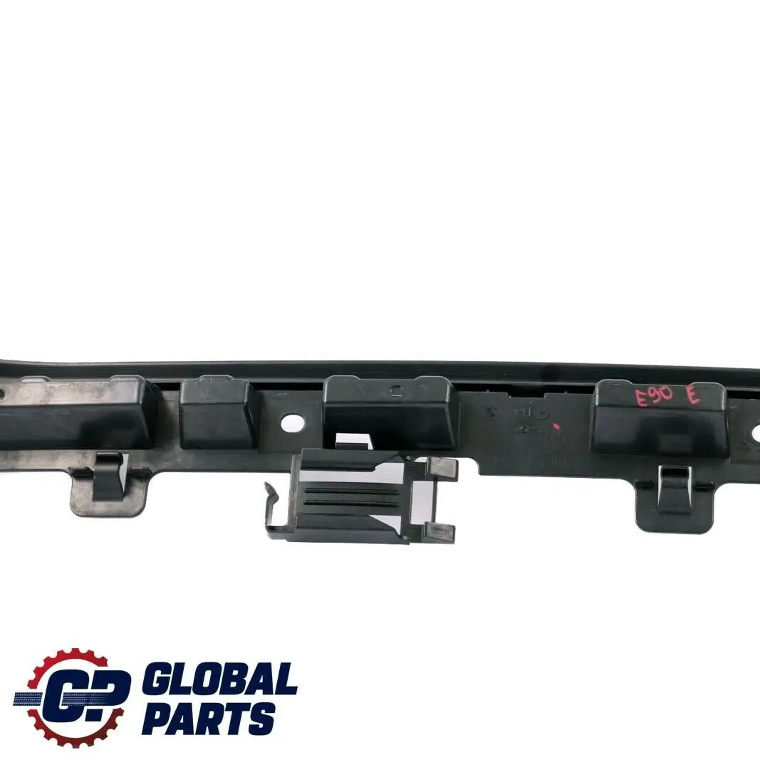 Parachoques Trasero Centro De Guía De Montaje Trim para BMW E90 con número de pieza 7058522 BMW E90 Parachoques Trasero Centro De Guía De Montaje Trim - SKU 7058522 - Número de pieza 7058522