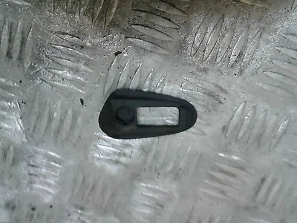 Unterlage Griffbügel rechts 5121 für BMW 1 er E87 mit Teilenummer 51217059666 BMW 1 er E87 Unterlage Griffbügel rechts 5121 - SKU 7059666 - Teilenummer 51217059666