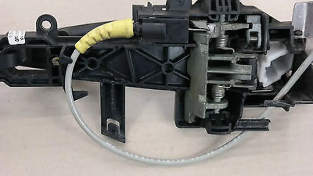 BMW 1 r E81 E82 E87 LCI Griffbügel Bowdenzug Türschloss vorn links SCHWARZ - SKU 7059677-BM - Teilenummer 51217207529 51217059677
