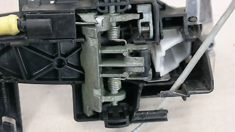 Griffbügel Bowdenzug Türschloss vorn links SCHWARZ für BMW 1 r E81 E82 E87 LCI mit Teilenummer 51217207529 51217059677 BMW 1 r E81 E82 E87 LCI Griffbügel Bowdenzug Türschloss vorn links SCHWARZ - SKU 7059677-BM - Teilenummer 51217207529 51217059677