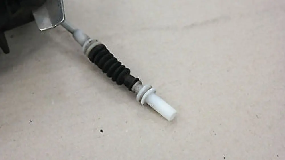 Griffbügel Bowdenzug Türschloss vorn links SCHWARZ für BMW 1 r E81 E82 E87 LCI mit Teilenummer 51217207529 51217059677 BMW 1 r E81 E82 E87 LCI Griffbügel Bowdenzug Türschloss vorn links SCHWARZ - SKU 7059677-BM - Teilenummer 51217207529 51217059677