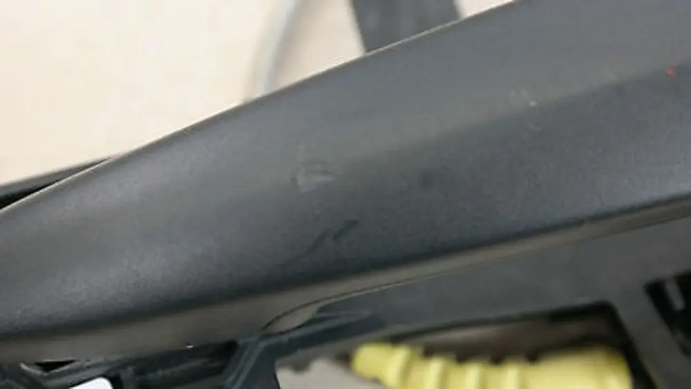 Griffbügel Bowdenzug Türschloss vorn links SCHWARZ für BMW 1 r E81 E82 E87 LCI mit Teilenummer 51217207529 51217059677 BMW 1 r E81 E82 E87 LCI Griffbügel Bowdenzug Türschloss vorn links SCHWARZ - SKU 7059677-BM - Teilenummer 51217207529 51217059677