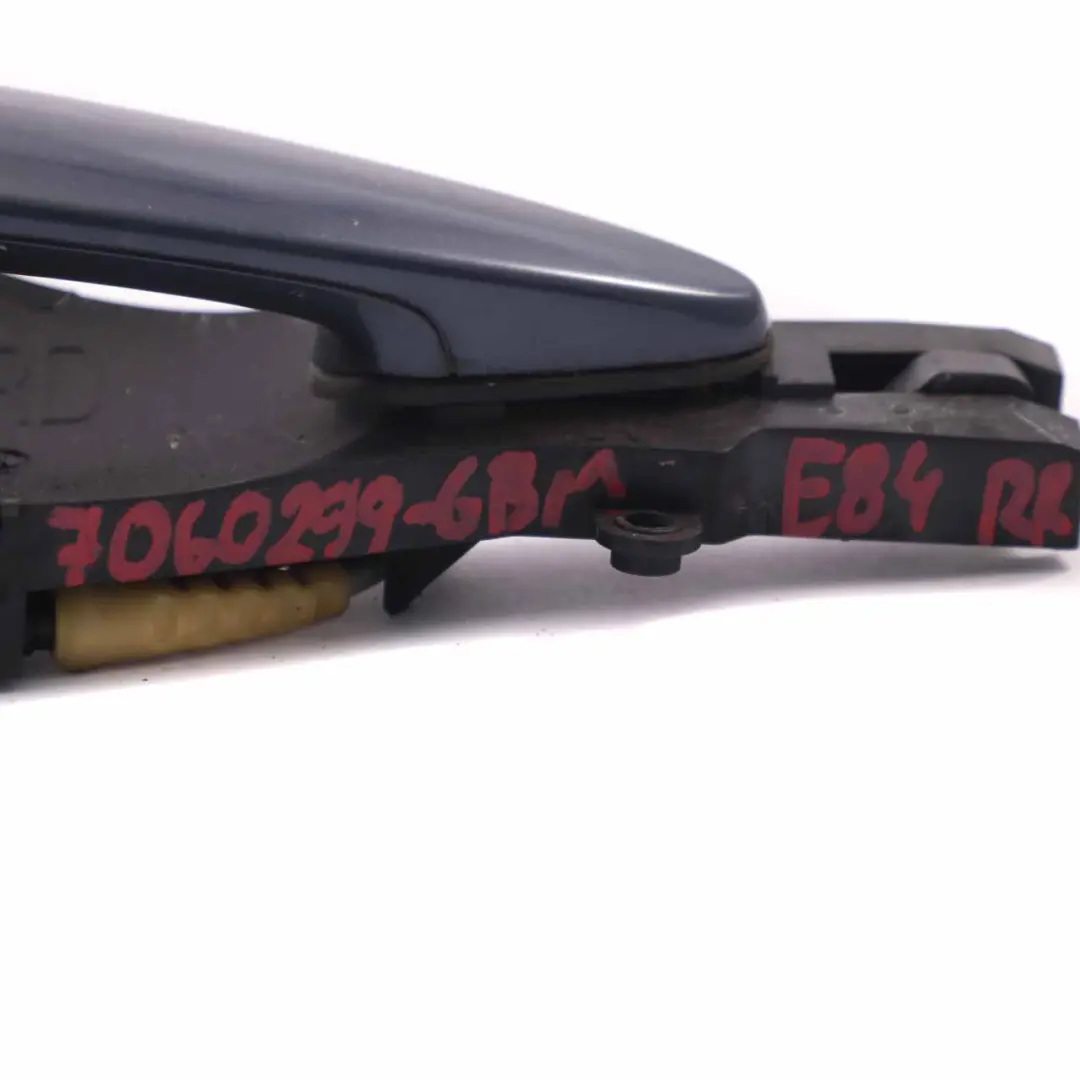 Poignée porte complète arrière droite Bleu graphite métallisé B07 pour BMW X1 E84 à propos du numéro de pièce 7060299 BMW X1 E84 Poignée porte complète arrière droite Bleu graphite métallisé B07 - SKU 7060299-GBM - Numéro de pièce 7060299